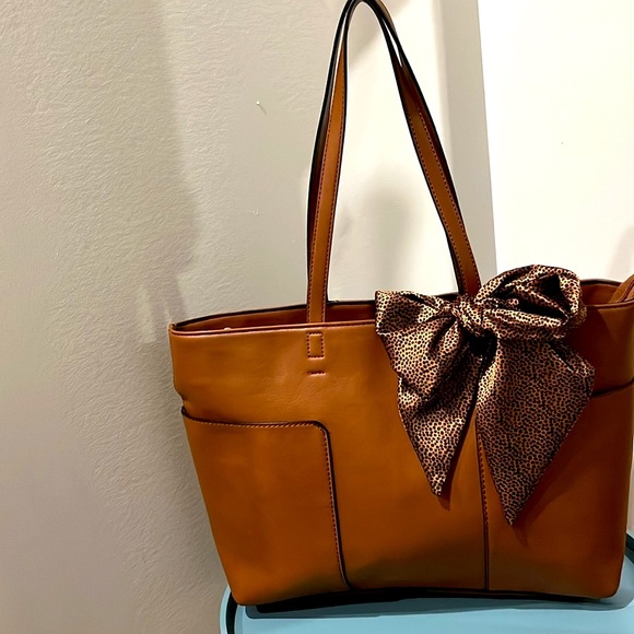 George Scarf Decor - Picture 3 of 6